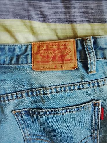 брюки трубы: Джинсовые шорты Levi's 501. Светло-голубые джинсовые шорты с рваными — 1