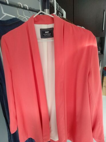 женская пиджак: Жакет акриловый шелкподклад белого цвета,новый, размер48 бренд