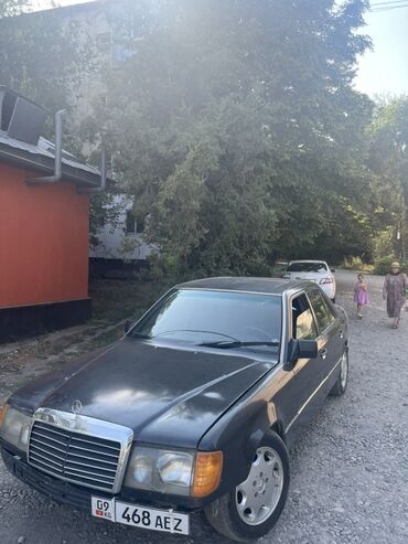 купить мерседес до 5000 долларов: Седан Mercedes-Benz W124 черного цвета, произведенный компанией