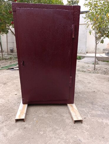 demir şkaf: Hündürlüyü 1 metir,eni 60sm,qalınlığı 40sm dəmir listinin qalınlığı