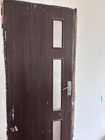 qapi bezekleri: Mebel qapısı – tünd qəhvəyi, şaquli şüşə panellərlə - Material: taxta — 2