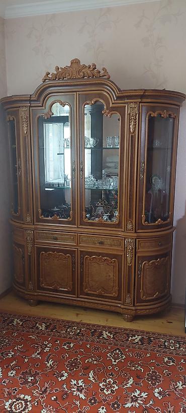 Klassik üslubda vitrin-bufet - Material: ağac konstruksiya, üzərində