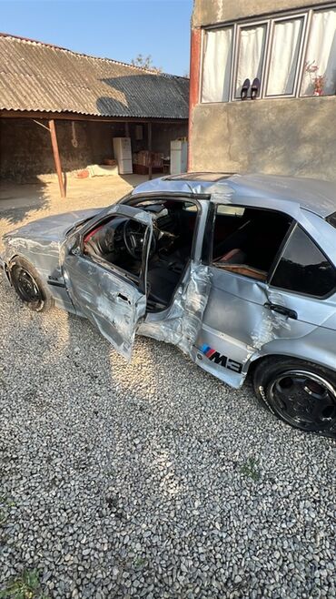BMW: BMW 3 Series E36 sedan, gümüş rəng. - Kuzov: 4 qapı, M3 üslubunda yan — 2