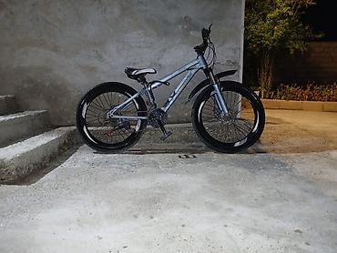 velosiped cross: Dağ və şəhər sürüşləri üçün uyğun velosiped. Gümüşü rəngli çərçivəyə — 1