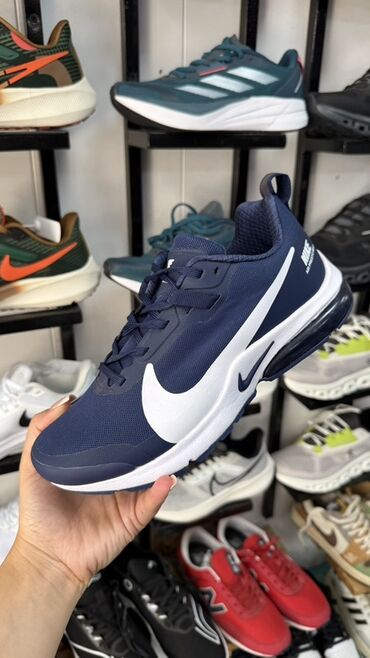 синие женские кроссовки: Скидки 💥💥💥 Размер 40/44 Кроссовки Nike для мужчин. Модель выполнена в