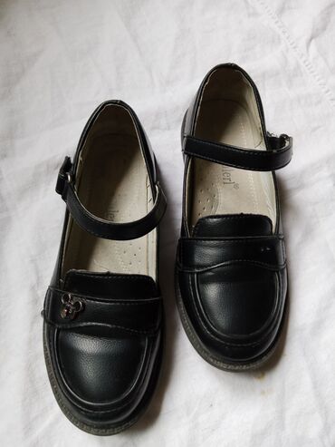 продаю женские туфли: Продаю школьные детские туфли, б/у. Состояние хорошее, на одной туфле