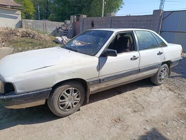 обмен на авто с доплатой: Белый седан Audi 100, оснащенный четырьмя дверями и легкосплавными