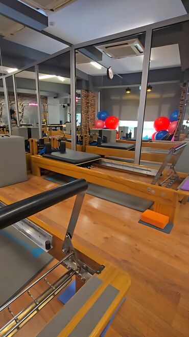 Turniklər və bruslar: Pilates reformer aparatı, əsas gücü və çevikliyi inkişaf etdirmək üçün