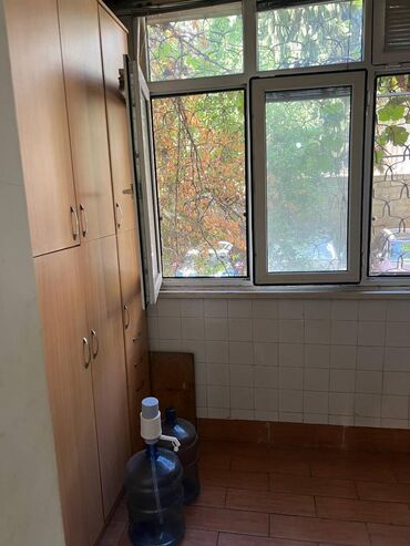 Ofislər: Ofis Nizami metrosunun yanında, "Çeburaşka" aptekin üstündə yerləşir — 8