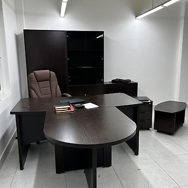 study table: Предлагается комплект офисной мебели, выполненный в темно-коричневом — 1