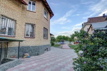 Отели и хостелы: Сдаю дом в аренду. С бассейном в Бишкеке. есть 5 номеров с душевом, и — 3