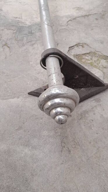 Karnizlər: Retro dekor üçün qədimi dəmir karnizlər satılır. Biri 100 manat — 2