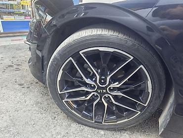 Шины и диски: Оригинальные легкосплавные диски KIA R19 с шинами. Характеристики: - — 2