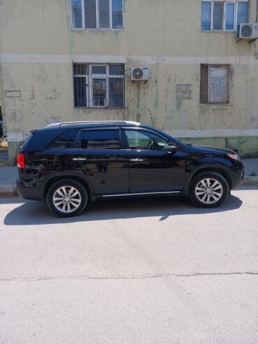 Kia: Kia Sorento – qara rəngli, tam ölçülü şəhər-kənd krossoveri. Xarici — 12