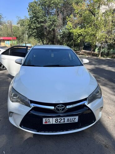 решетка на виндом: Toyota Camry Hybrid (рестайлинг XV50), седан, белый цвет. Особенности