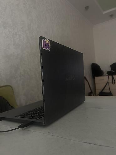 Ноутбук Huawei (серия MateBook) с металлическим корпусом темно‑серого