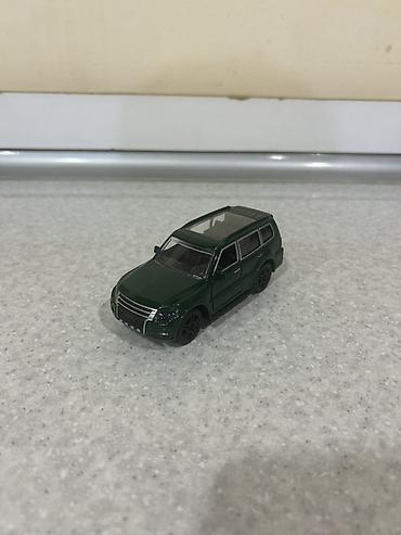 Masaüstü kolleksiya üçün model avtomobil – yaşıl rəngli SUV tipli — 1