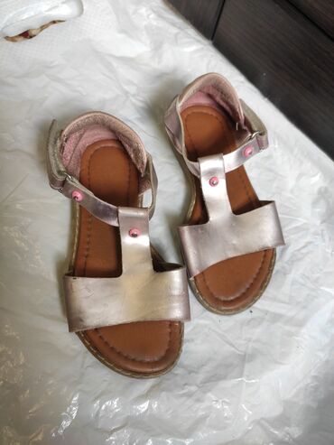 детскую обувь: Кожаные босоножки, привезли из Турции 
26 размер