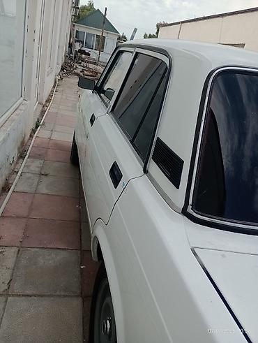 2107 qapı: VAZ 2107 sedan – ağ rəng, 4 qapı, arxaqapıdan ötürücü (RWD). Mexaniki — 2