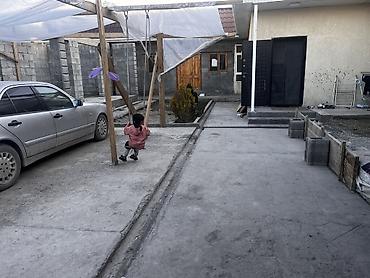 Продажа коттеджей и домов: СРОЧНО! Продаётся просторный жилой дом, В Ак-Ордо 3, стены кирпичные — 10