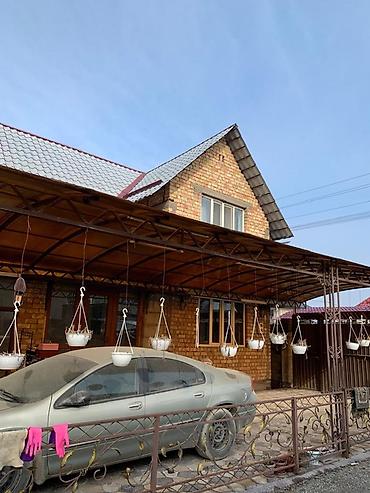 Продажа коттеджей и домов: Продаётся двухэтажный кирпичный дом с закрытым двором и навесом. В ж/м — 9