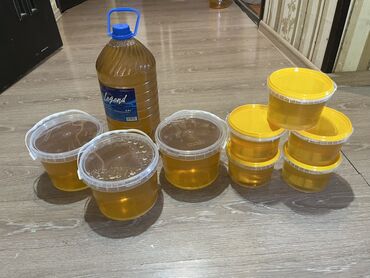инструменты для пчеловодства: Предлагается набор емкостей с медом, включающий одну большую