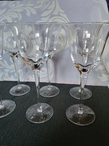 Čaše: Case nove za vino iz 2009g. Sve na casama odsjaj od svetla. Komada 6 — 5