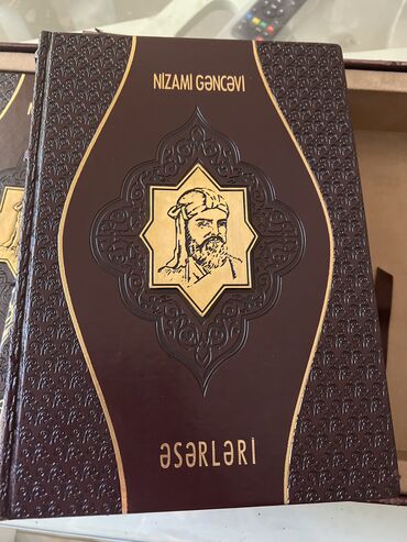 Kitablar, jurnallar, CD, DVD: Nizami Gencevinin əsərləri
