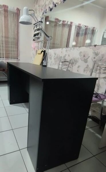 маникюрный стол бу: Офисный Стол, цвет - Черный, Б/у