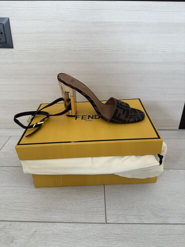 Босоножки, сандалии, шлепанцы: Босоножки, 36, Fendi, Новый, цвет - Коричневый, Бесплатная доставка