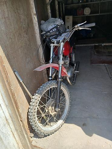 moon mopet: Kros tərzində köhnə tip motosiklet Xüsusiyyətlər: - Tək silindrli — 2