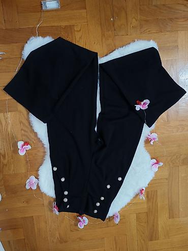 Elegantne crne pantalone sa širokim nogavicama i dekorativnim