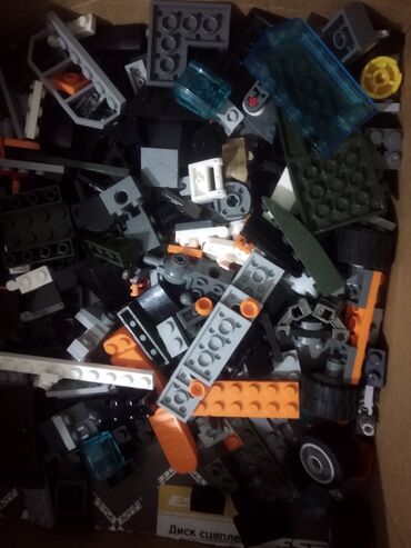 лего человек: Набор деталей конструктора Lego разных цветов и форм. В наборе