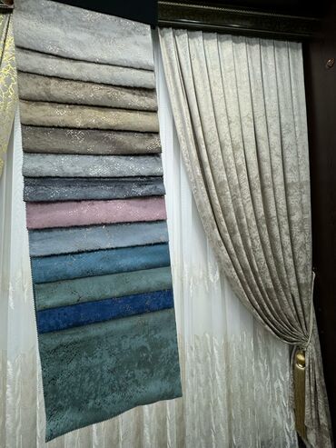 Pərdə və tüllər: Qalın, boz rəngli, zərli naxışlı pərdələr otağa zərif və dəbli bir — 12