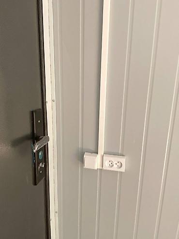 Аренда складов и мастерских: Модульный контейнер серого цвета с белой отделкой. Оснащен дверью и at lalafo.kg — 8 Аренда складов и мастерских: Модульный контейнер серого цвета с белой отделкой. Оснащен дверью и — 8