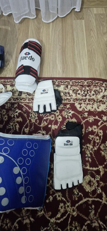 Qoruyucu aksesuarlar: Taekvondo üçün tam qoruyucu dəst – Daedo Komplektin tərkibi: - Daedo — 5