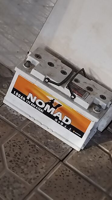 Akkumulyatorlar: Nomad markalı, 100Ah tutumlu və 12V 800A (EN) gücündə avtomobil