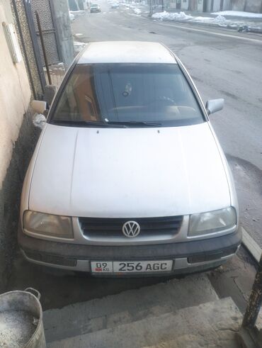 Volkswagen: Volkswagen Vento: 1995 г., 1.8 л, Механика, Бензин, Седан