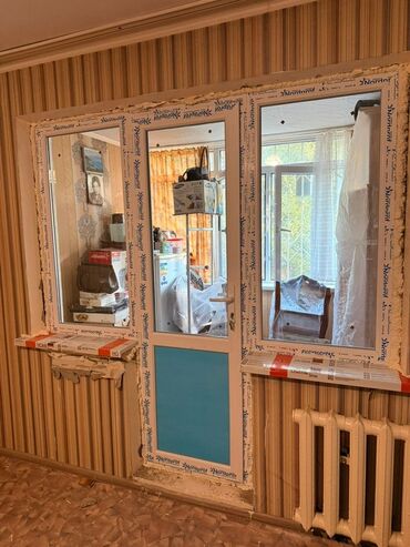 перегородка душевая: Пластиковый оконно-дверной блок для выхода на балкон/лоджию. -
