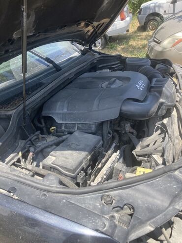 Jeep: Jeep Grand Cherokee – yaş asfalt rəngli, tam ölçülü SUV — 7