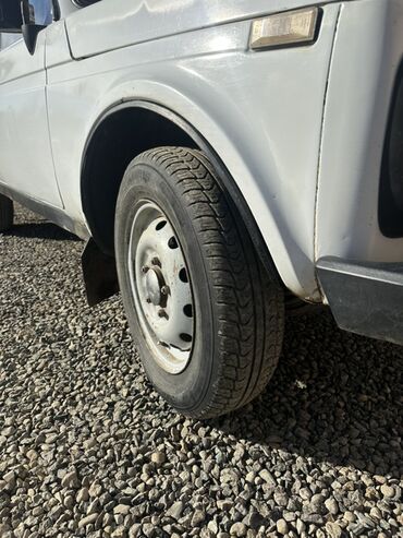 VAZ (LADA): Lada Niva 2131, ağ rəng, 4 qapılı İli 1999. Yürüş 240380. 1.8 — 5