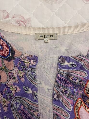 Костюмы: Etro Milano brendinə məxsus qadın kardiganı. Bənövşəyi rəngdə və