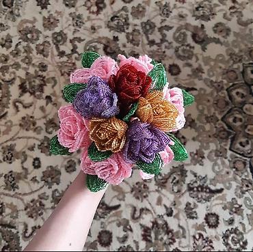 suni bitki: Əllə toxunmuş qırmızı rəngdə gerbera gülləri. 2ci sekil ise bisernen — 2