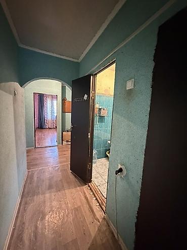 Батирлер: 3 бөлмө, 60 м², 105-серия, 1 кабат, Эски ремонт — 9