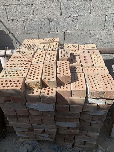 Продаю б/у кирпичи где то 600 шт больших и маленькие по 300 шт