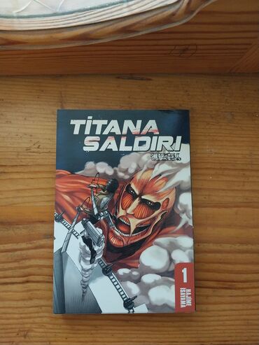 Attack of Titan mangasının ilk hissəsi.Qiymət 9 manatdır.Mükəmməl