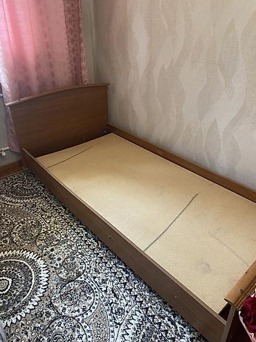 Çarpayılar: Tək nəfərlik taxta çarpayı karkası - Ölçü: təxmini 90×190 sm (tək — 1