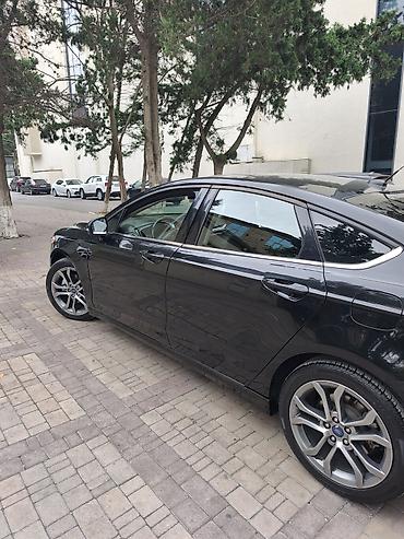 disk maşın: Ford Fusion sedan – qara rəng, modern və aerodinamik dizayn. 2017 — 4