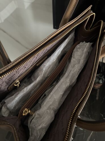 deri çanta: İtalyan dəri çantası geniş və çox qəşəngdir, müasir və dəbli çanta