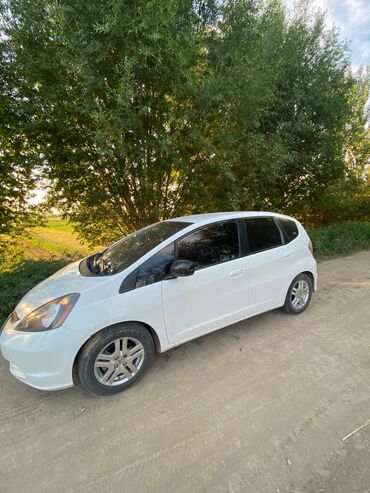 автомобиль спарк: Honda Fit: 2009 г., 1.5 л, Автомат, Бензин